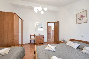 Tinjan 4-Bedroom Villa for Up to 10 Guests