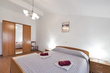 Tinjan 4-Bedroom Villa for Up to 10 Guests