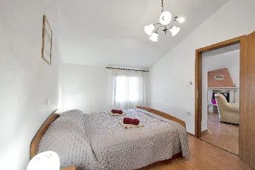 Tinjan 4-Bedroom Villa for Up to 10 Guests