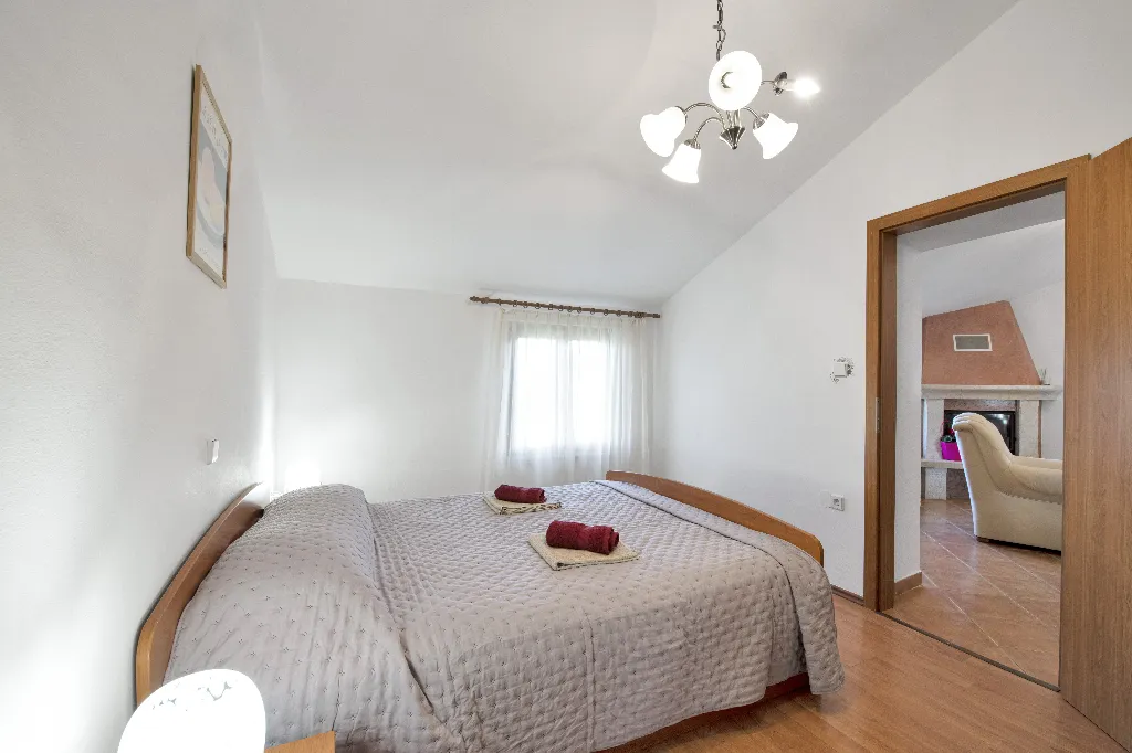 Tinjan 4-Bedroom Villa for Up to 10 Guests