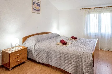 Tinjan 4-Bedroom Villa for Up to 10 Guests