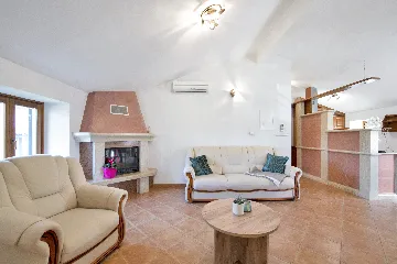 Tinjan 4-Bedroom Villa for Up to 10 Guests