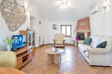 Tinjan 4-Bedroom Villa for Up to 10 Guests