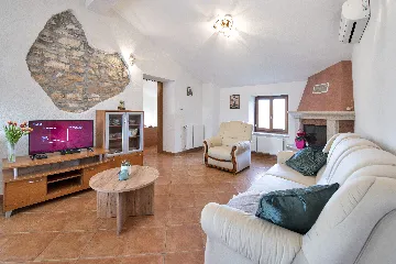 Tinjan 4-Bedroom Villa for Up to 10 Guests