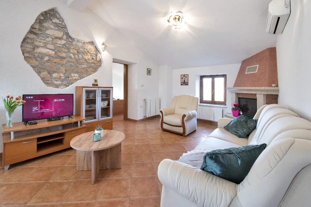 Tinjan 4-Bedroom Villa for Up to 10 Guests