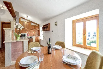 Tinjan 4-Bedroom Villa for Up to 10 Guests