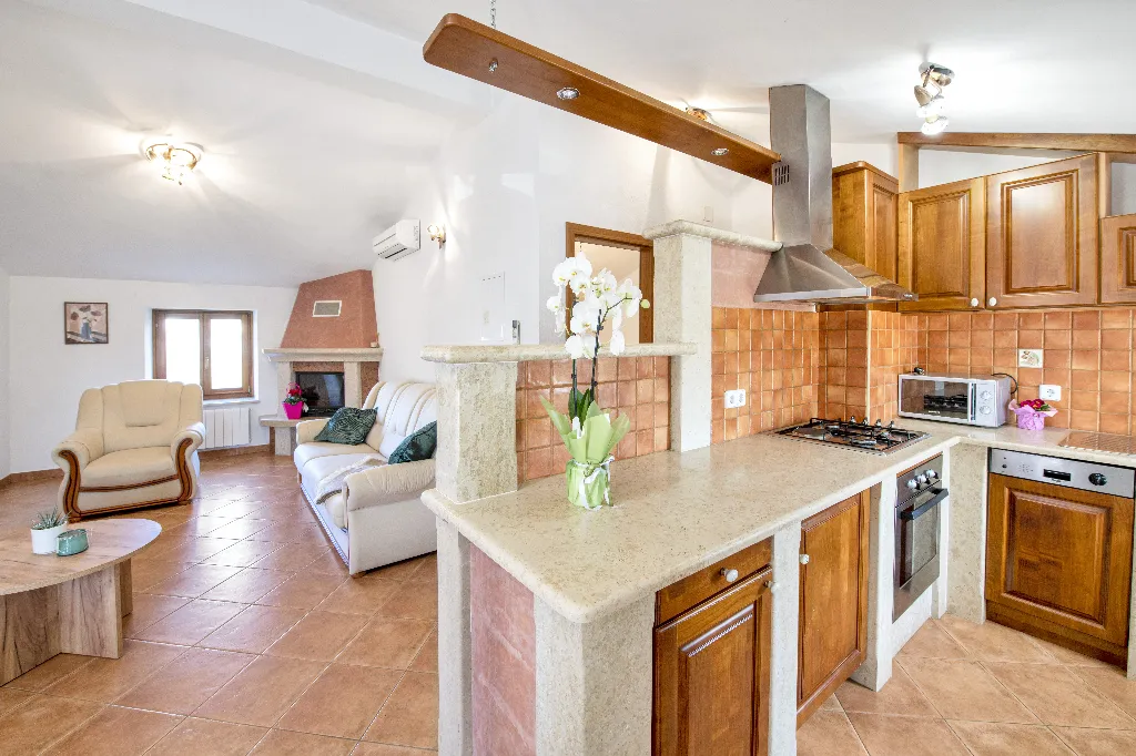 Tinjan 4-Bedroom Villa for Up to 10 Guests