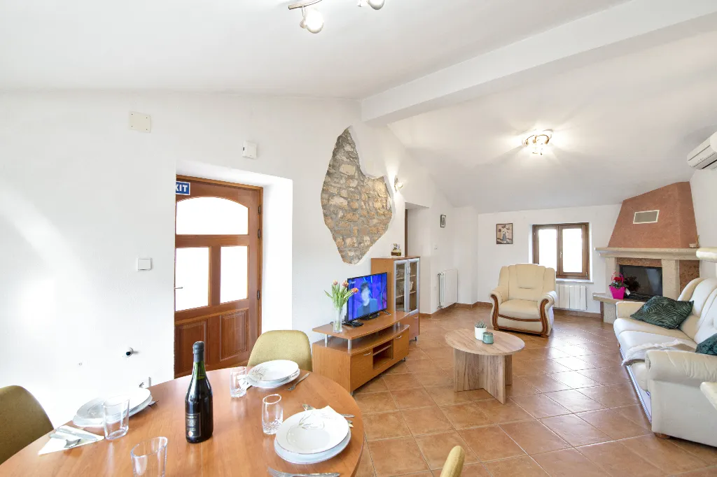 Tinjan 4-Bedroom Villa for Up to 10 Guests