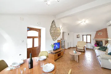 Tinjan 4-Bedroom Villa for Up to 10 Guests