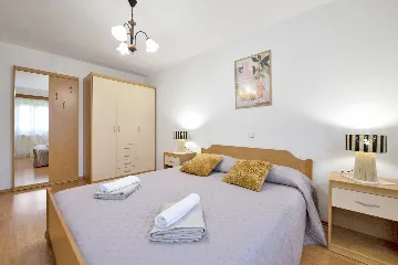 Tinjan 4-Bedroom Villa for Up to 10 Guests