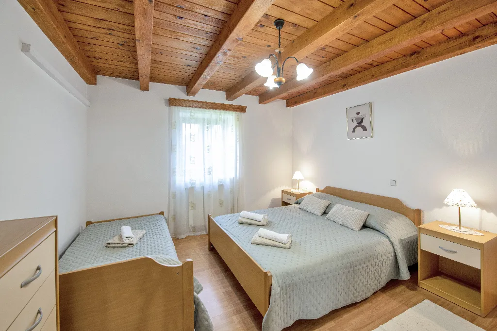 Tinjan 4-Bedroom Villa for Up to 10 Guests
