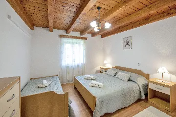 Tinjan 4-Bedroom Villa for Up to 10 Guests