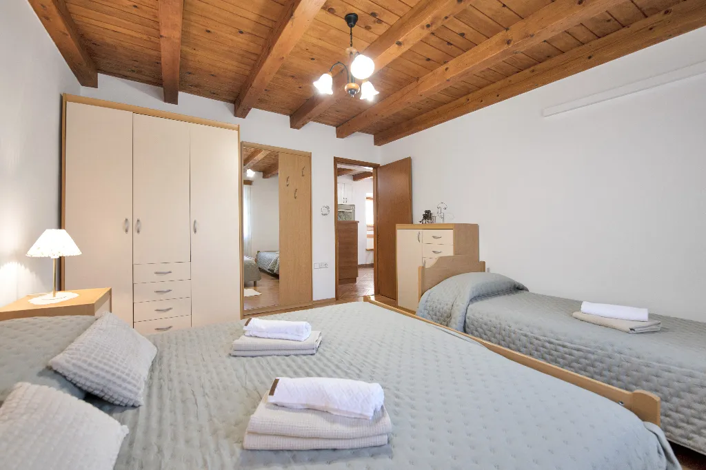 Tinjan 4-Bedroom Villa for Up to 10 Guests