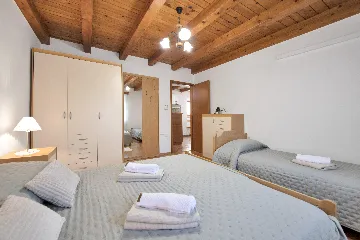 Tinjan 4-Bedroom Villa for Up to 10 Guests