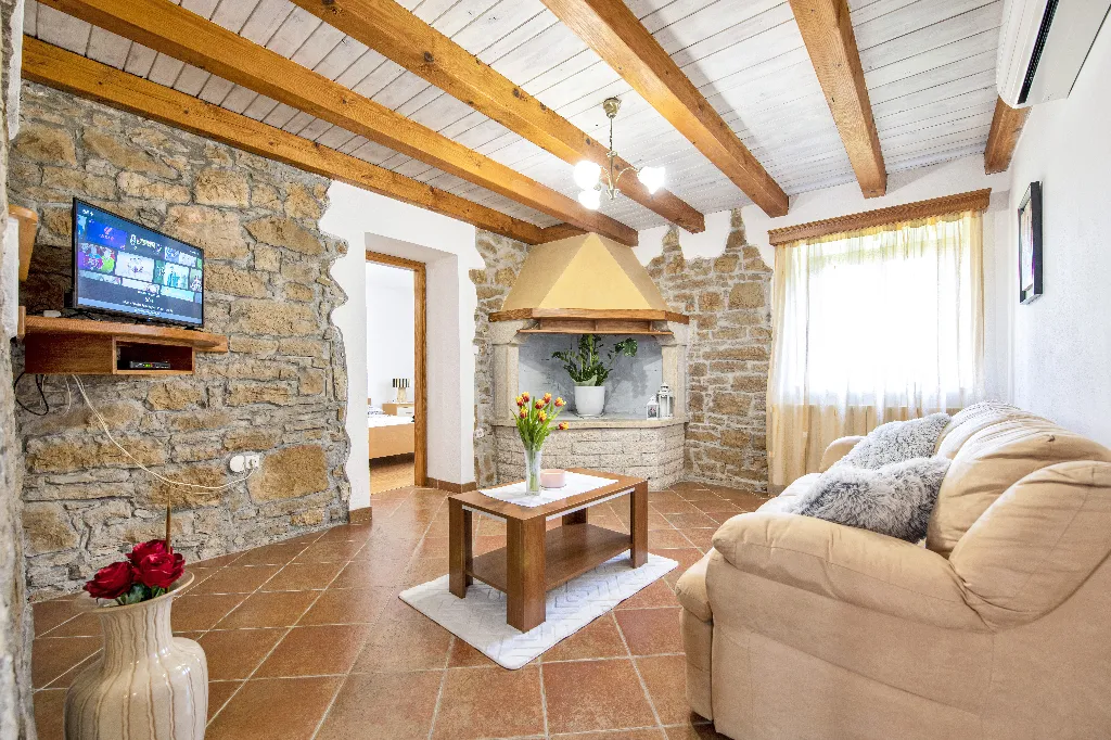 Tinjan 4-Bedroom Villa for Up to 10 Guests