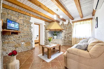 Tinjan 4-Bedroom Villa for Up to 10 Guests