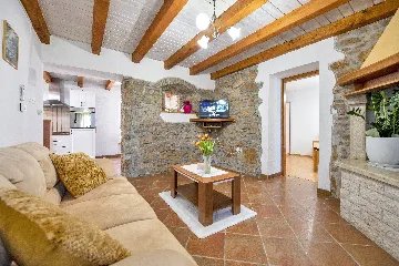 Tinjan 4-Bedroom Villa for Up to 10 Guests