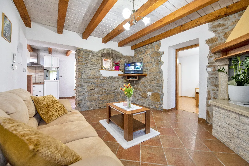 Tinjan 4-Bedroom Villa for Up to 10 Guests