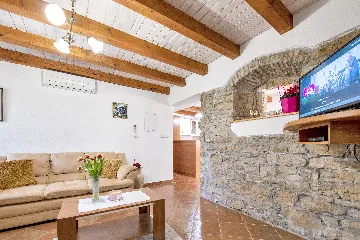 Tinjan 4-Bedroom Villa for Up to 10 Guests