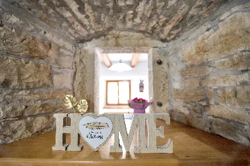 Tinjan 4-Bedroom Villa for Up to 10 Guests