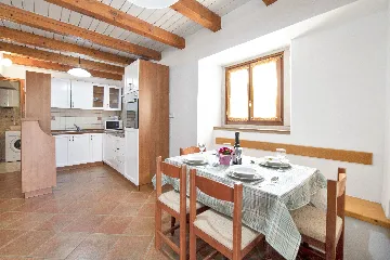 Tinjan 4-Bedroom Villa for Up to 10 Guests