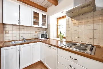 Tinjan 4-Bedroom Villa for Up to 10 Guests