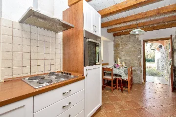 Tinjan 4-Bedroom Villa for Up to 10 Guests