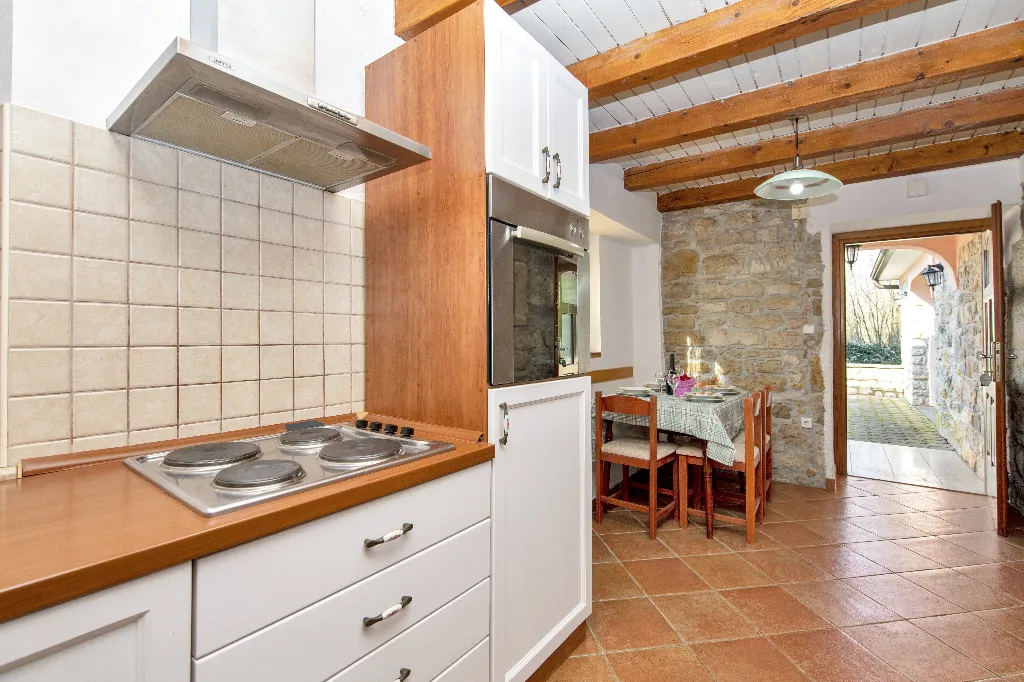 Tinjan 4-Bedroom Villa for Up to 10 Guests