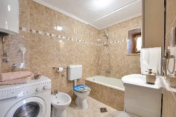 Tinjan 4-Bedroom Villa for Up to 10 Guests