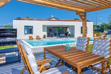 Nedešćina 2-Bedroom Villa with Private Pool for 6
