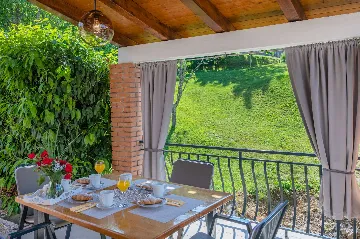 Villa with Private Pool and Garden in Pićan