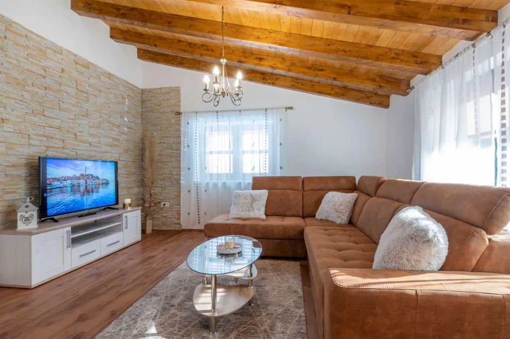Villa with Private Pool and Garden in Pićan