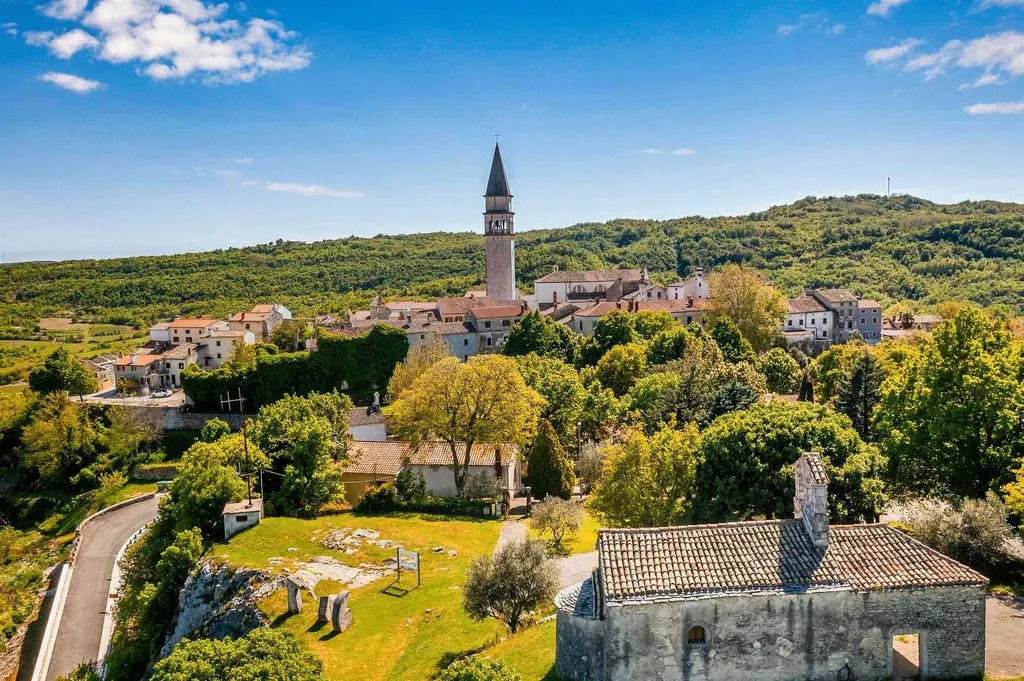 Villa with Private Pool and Garden in Pićan