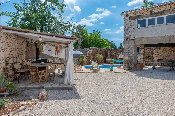 3-Bedroom House in Pazin with Heated Pool