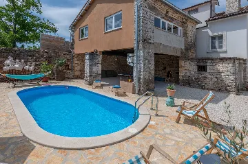 3-Bedroom House in Pazin with Heated Pool