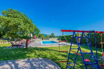 6-Bedroom Villa in Potpićan for 12 Guests