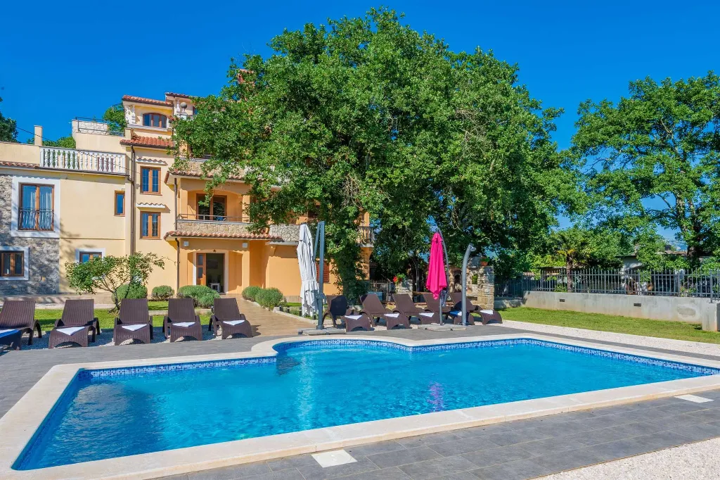 6-Bedroom Villa in Potpićan for 12 Guests