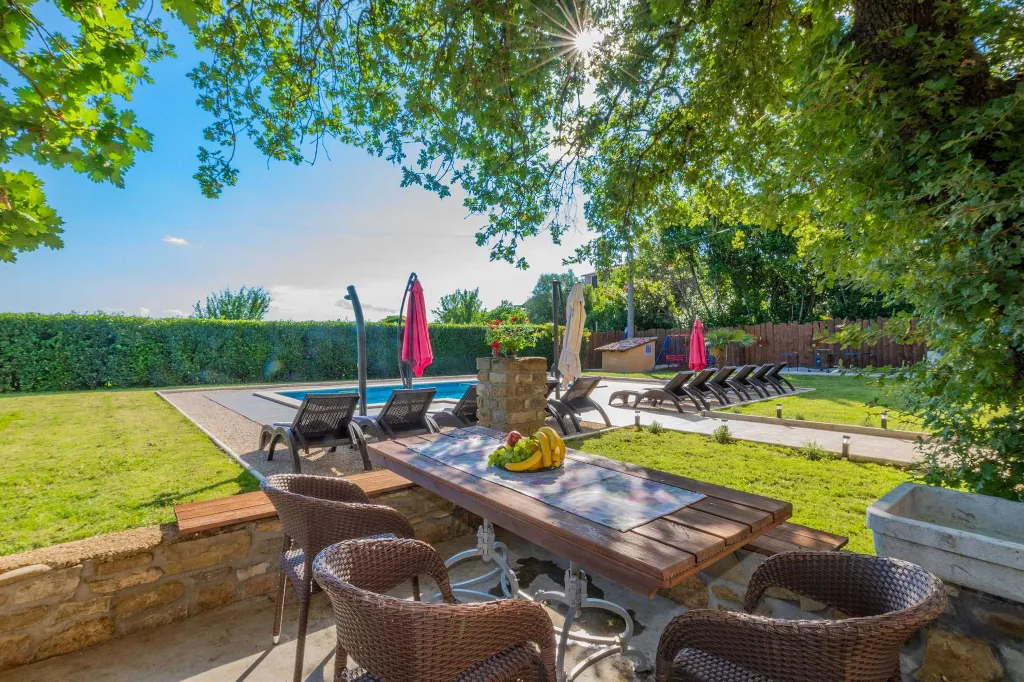 6-Bedroom Villa in Potpićan for 12 Guests