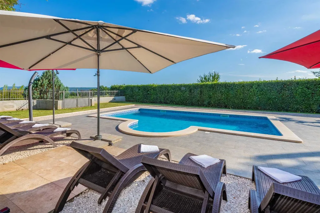 6-Bedroom Villa in Potpićan for 12 Guests