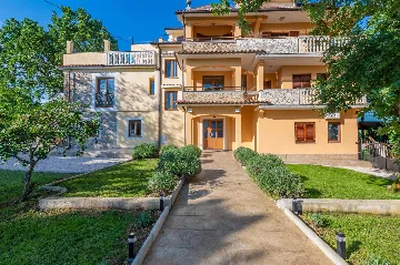 6-Bedroom Villa in Potpićan for 12 Guests