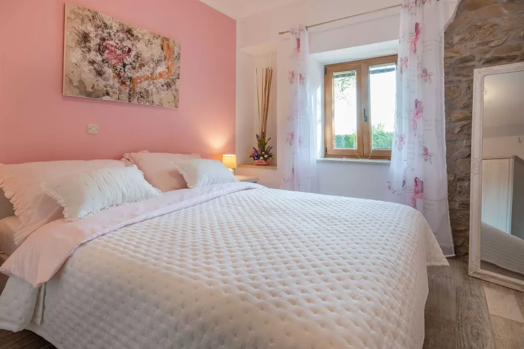 6-Bedroom Villa in Potpićan for 12 Guests