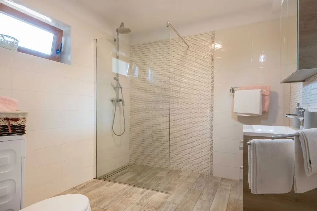 6-Bedroom Villa in Potpićan for 12 Guests