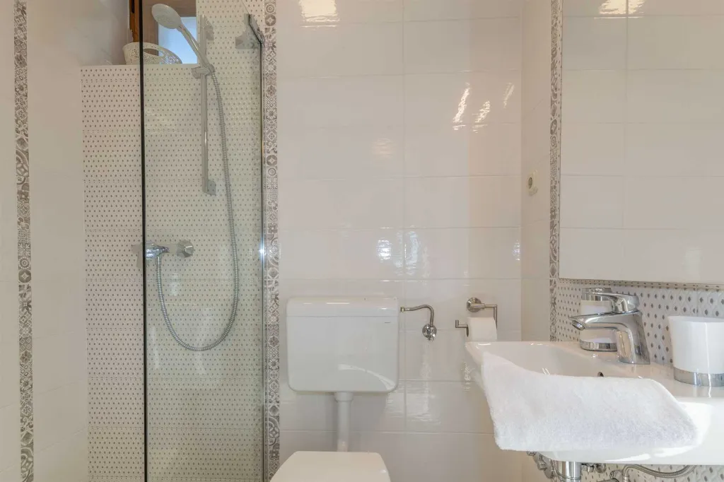 6-Bedroom Villa in Potpićan for 12 Guests