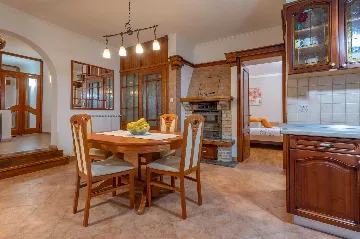 6-Bedroom Villa in Potpićan for 12 Guests