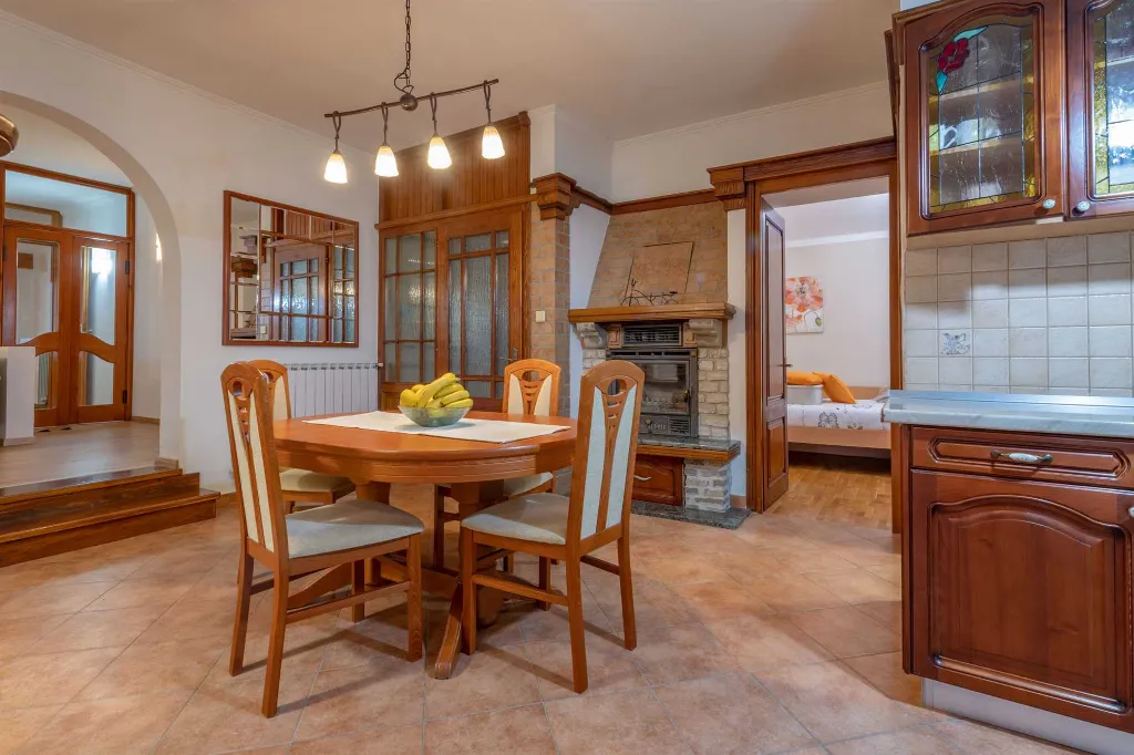 6-Bedroom Villa in Potpićan for 12 Guests