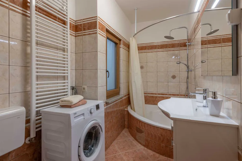 6-Bedroom Villa in Potpićan for 12 Guests