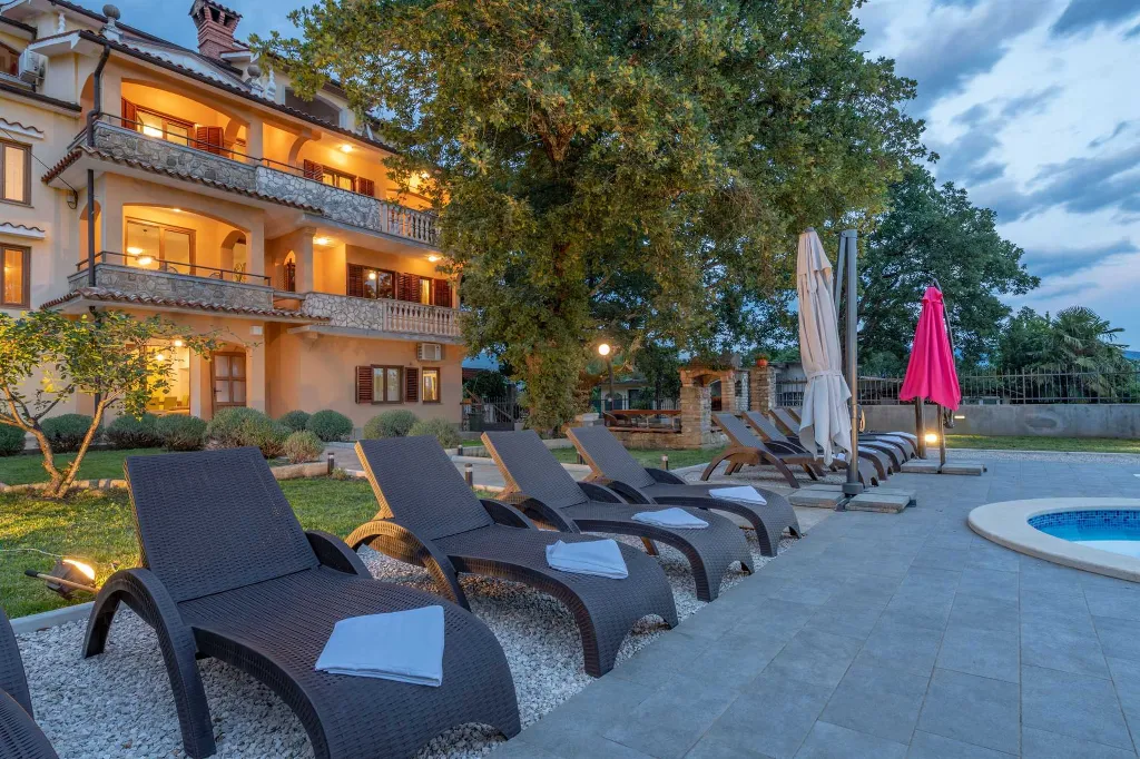 6-Bedroom Villa in Potpićan for 12 Guests
