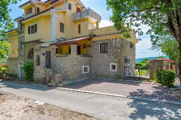 6-Bedroom Villa in Potpićan for 12 Guests