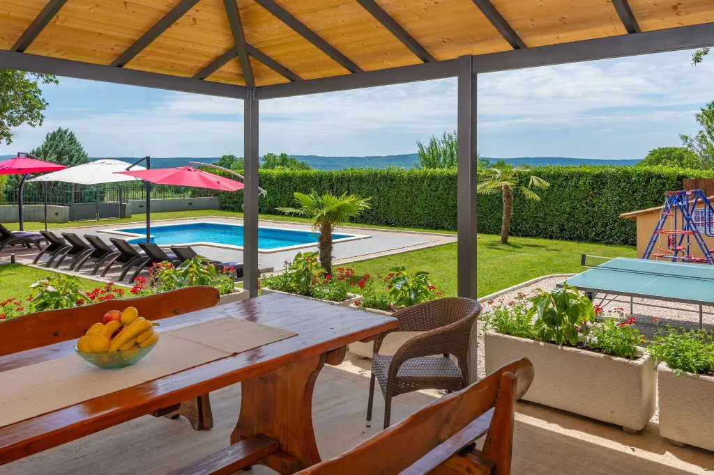 6-Bedroom Villa in Potpićan for 12 Guests