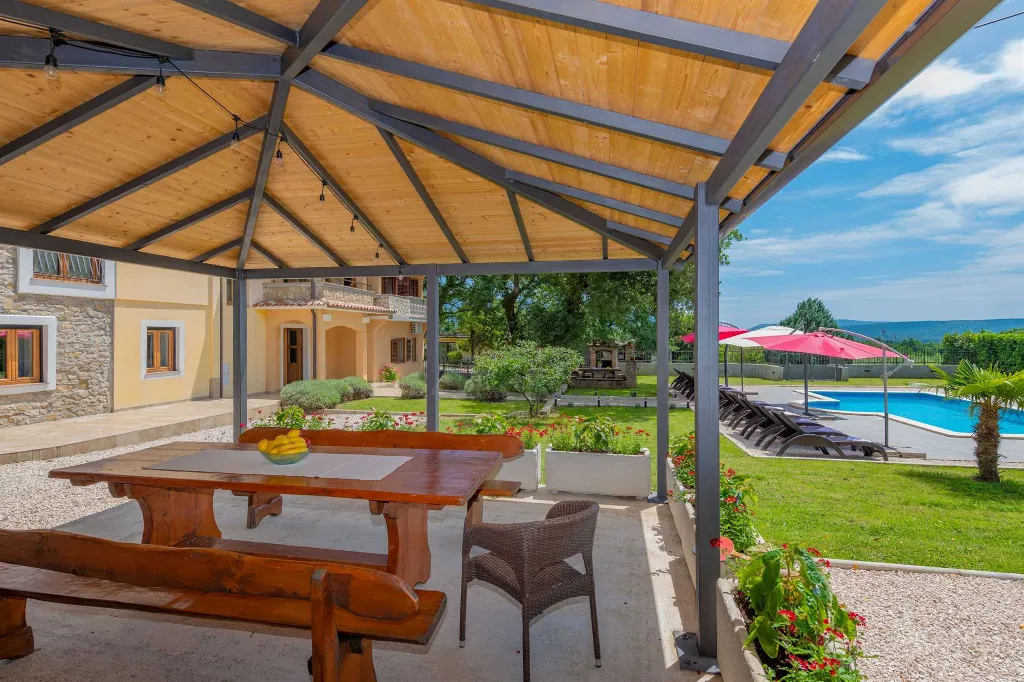 6-Bedroom Villa in Potpićan for 12 Guests